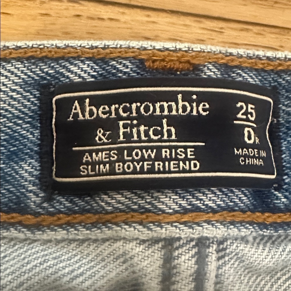 Abercrombie & Fitch Ames Low Rise Slim Boyfriend Jeans Womens size 0/25R - Picture 2 of 3